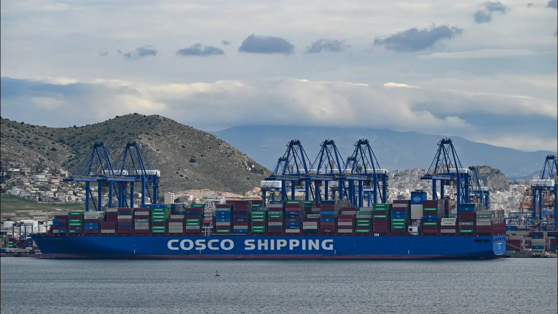 Deux navires de la compagnie chinoise Cosco commencent à traverser le détroit d'Ormuz.