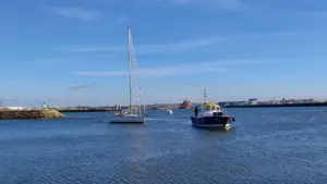 Deux personnes secourues à Barra de Figueira da Foz. Voilier resté à la dérive.