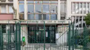 Dix jeunes causent des "désordres" près d'une école de Lisbonne. Couteau saisi.