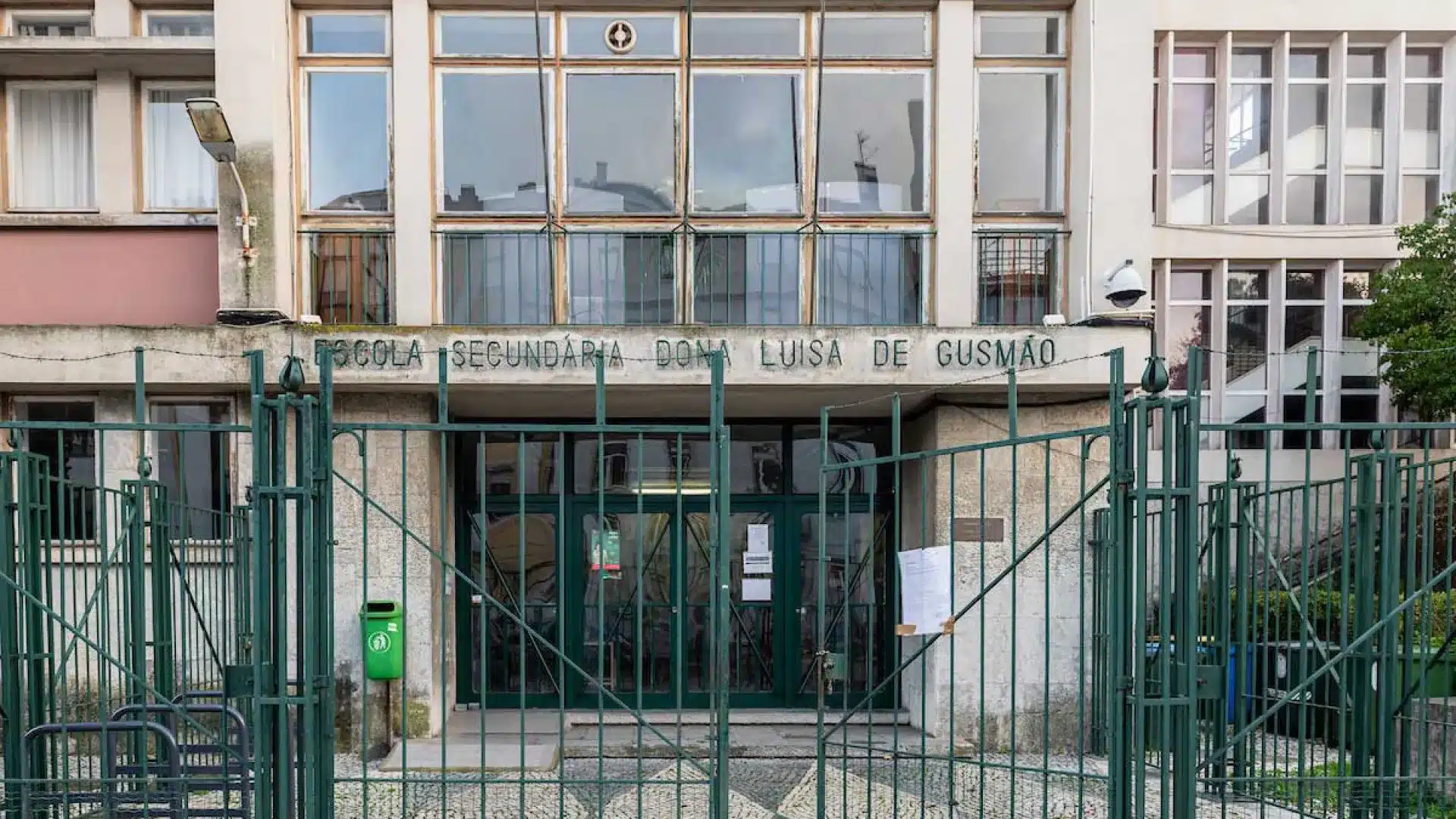 Dix jeunes causent des "désordres" près d'une école de Lisbonne. Couteau saisi.