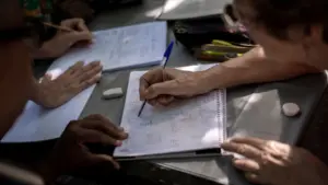 Étudiants de l'enseignement supérieur vont dans les écoles donner des cours de littératie financière.