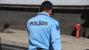 Excès d'alcool, une dague et de la cocaïne : la police arrête 10 hommes à Coimbra