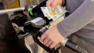 Explicateur. Jusqu'où ira le pétrole ? Et quel est l'impact sur les carburants ?