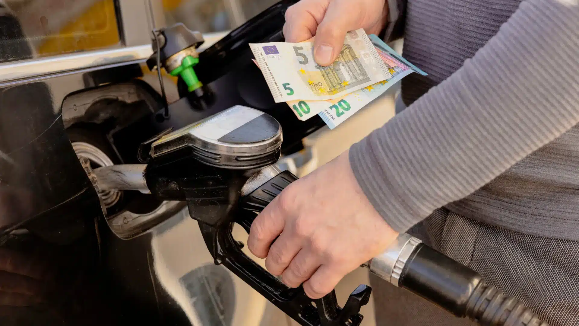 Explicateur. Jusqu'où ira le pétrole ? Et quel est l'impact sur les carburants ?