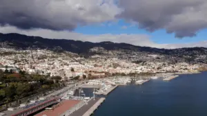 Funchal prolonge les avertissements pour Madère jusqu'à mercredi après-midi.