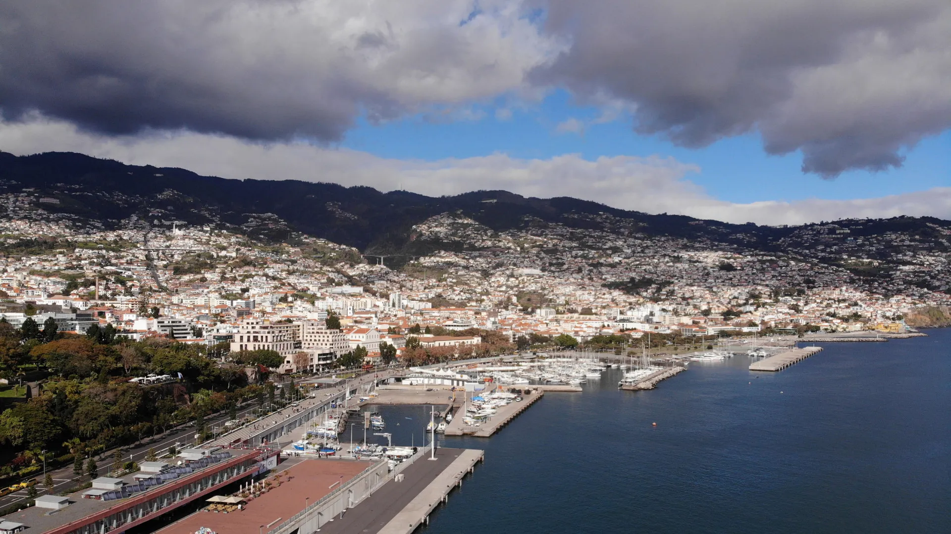 Funchal prolonge les avertissements pour Madère jusqu'à mercredi après-midi.