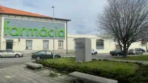 Furtado le buste du père Diamantino Gomes à Porto. "Signe des temps"