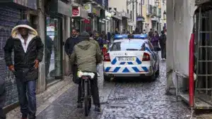 Fusillade à Lisbonne fait trois blessés. Suspects en fuite et la PJ enquête.