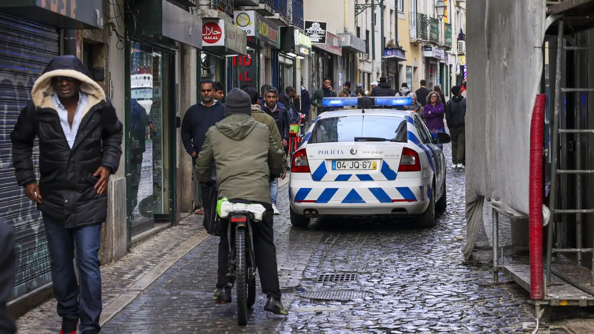 Fusillade à Lisbonne fait trois blessés. Suspects en fuite et la PJ enquête.