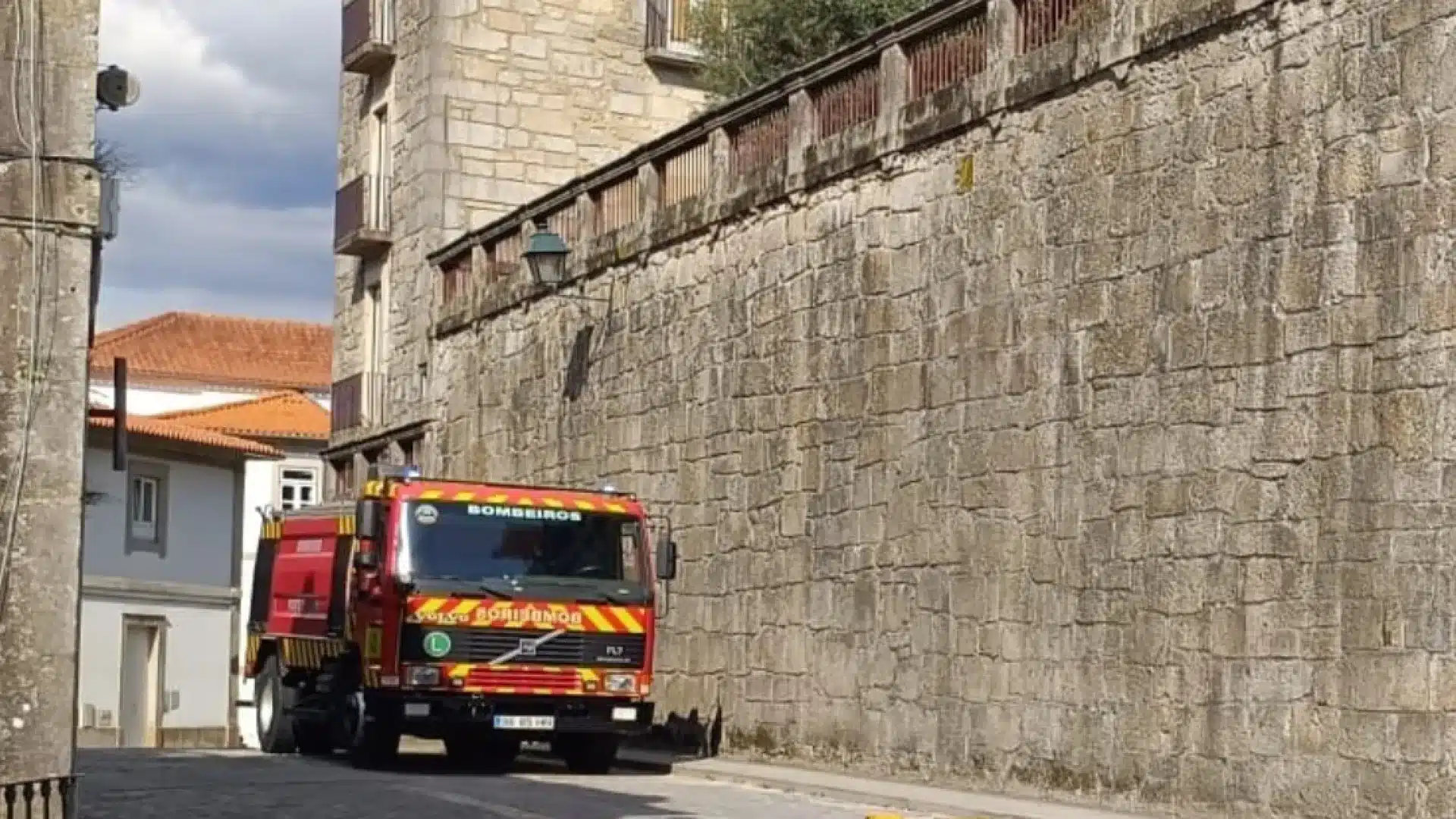 Gravement blessé après être resté enseveli jusqu'à la poitrine à Ponte de Lima.