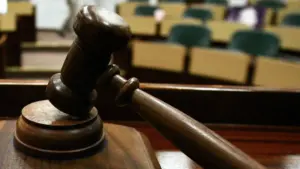 Homme accusé d'association criminelle, de blanchiment et de simulation de crime.