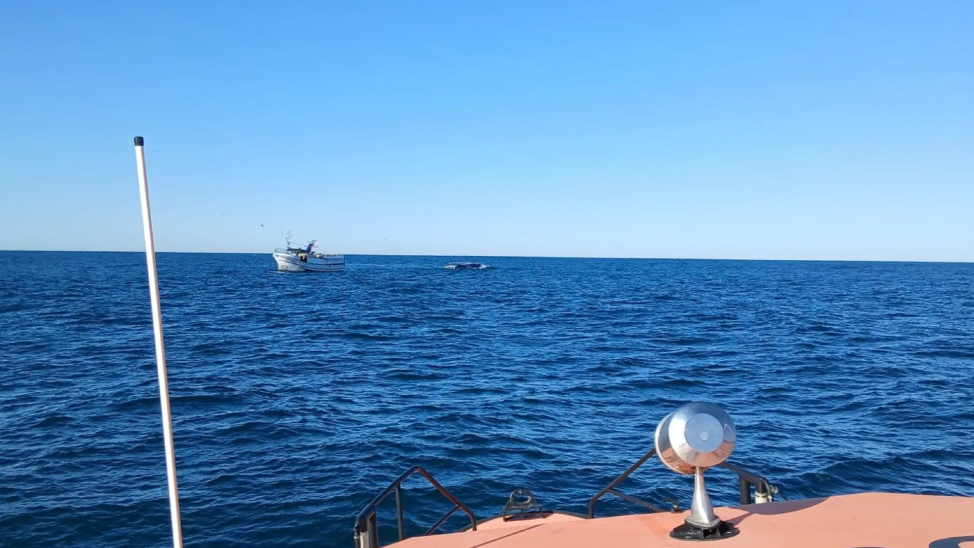 Huit pêcheurs secourus au large de Póvoa après que le bateau a "viré"