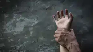 Il a dormi avec permission chez une adolescente à Seia. Il l'a violée et a une MST.