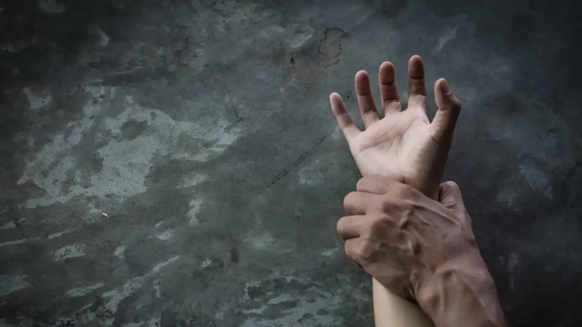 Il a dormi avec permission chez une adolescente à Seia. Il l'a violée et a une MST.