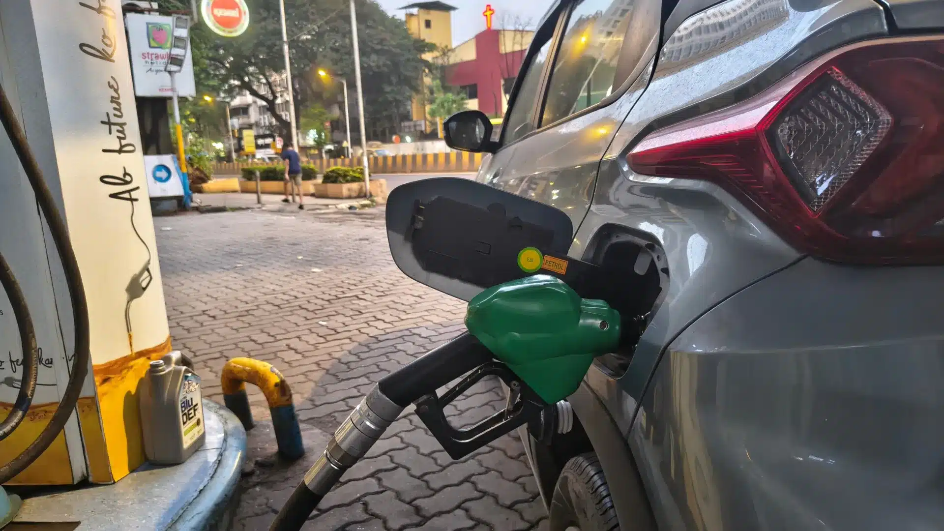 Il est confirmé, les carburants repartent à la hausse lundi. Voyez combien.