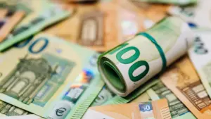 Il y a une entité de l'État qui paie avec... 2 380 jours de retard.