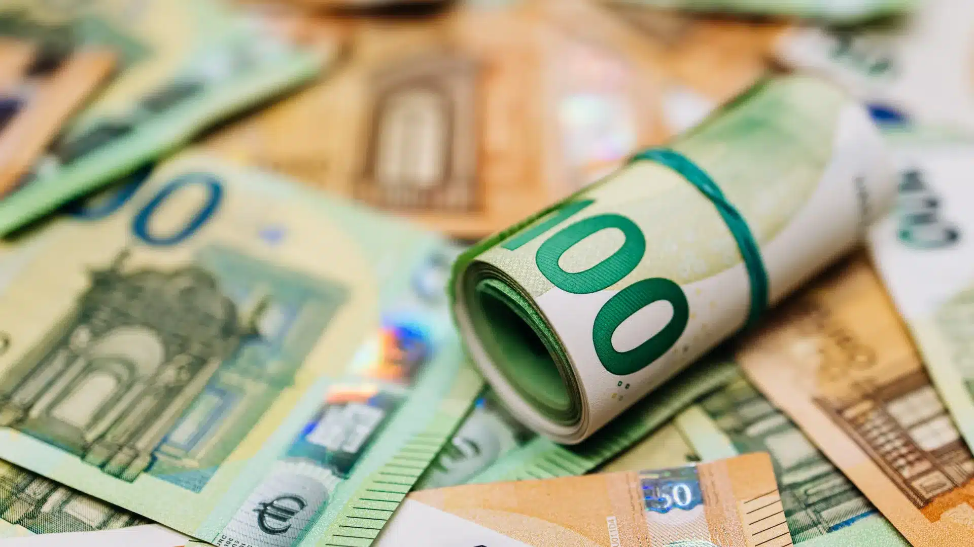 Il y a une entité de l'État qui paie avec... 2 380 jours de retard.