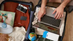 Ils entrent dans le compte d'une agence de voyages et font des réservations de 14 000 euros.