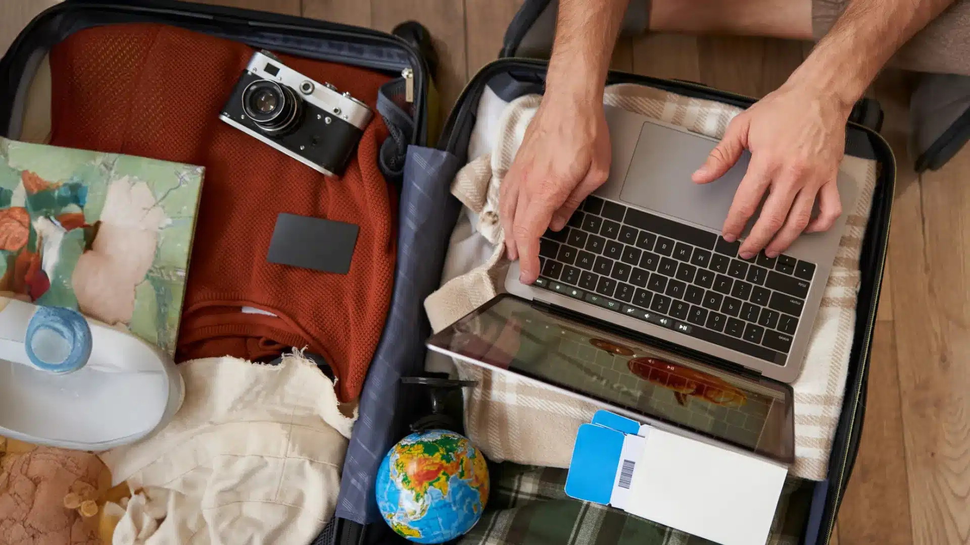 Ils entrent dans le compte d'une agence de voyages et font des réservations de 14 000 euros.