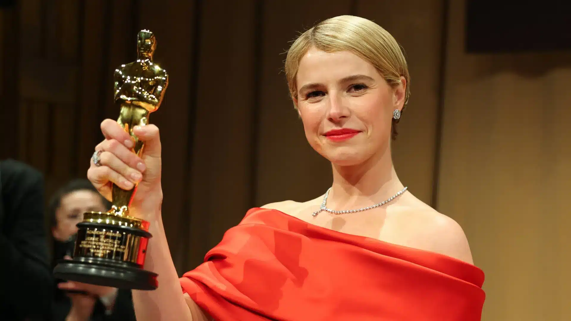 Jessie Buckley a découvert dans "Hamnet" que "la tendresse est aussi forte que la force".