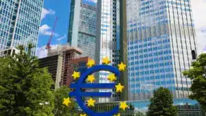 La BCE maintient les taux d'intérêt. La guerre aura un "impact significatif sur l'inflation".