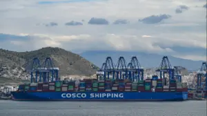 La compagnie de transport Cosco suspend de nouvelles réservations dans le golfe Persique.