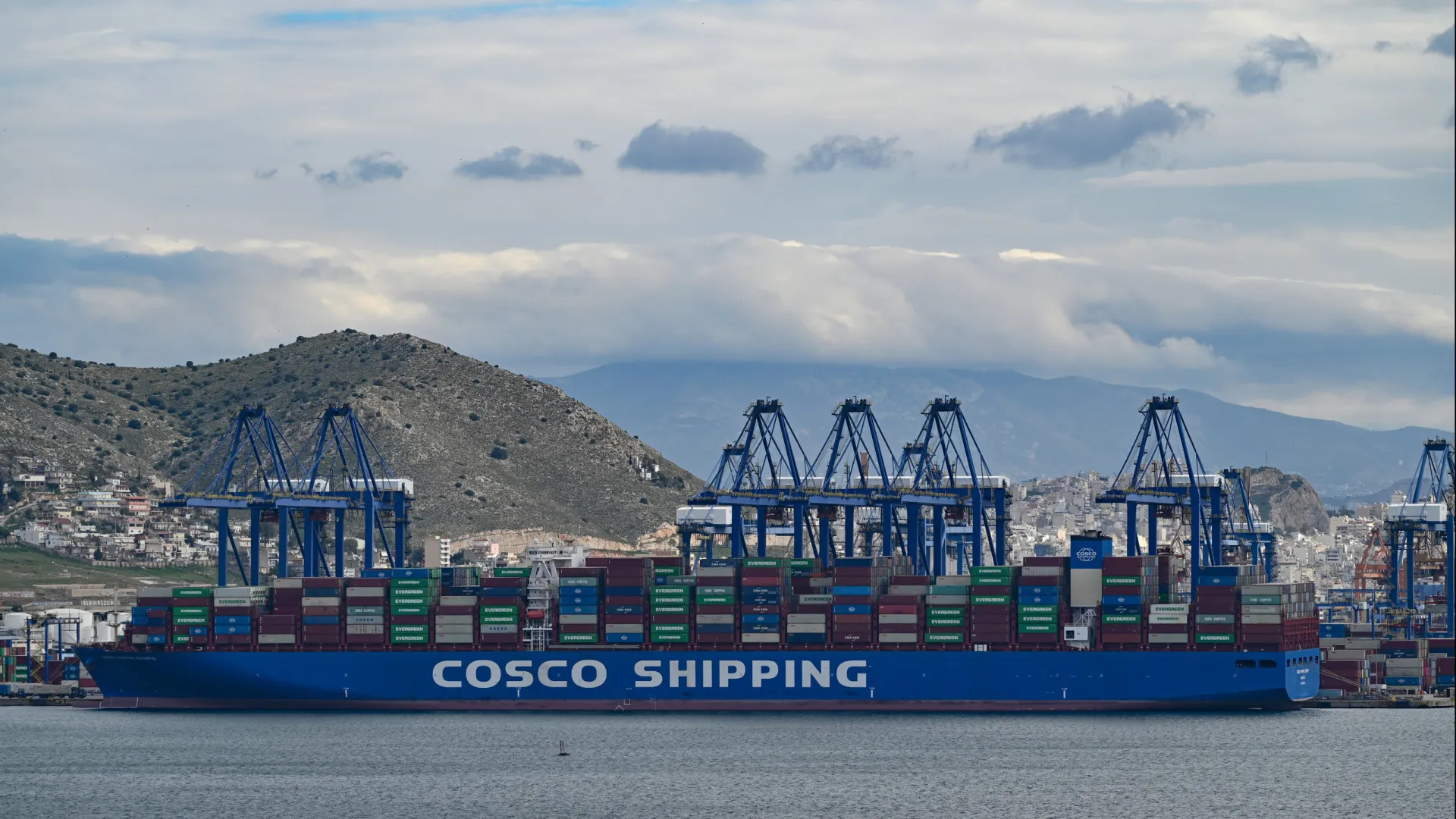 La compagnie de transport Cosco suspend de nouvelles réservations dans le golfe Persique.