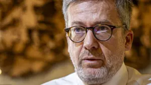 La gauche à Lisbonne critique la gestion de Moedas concernant la politique culturelle.