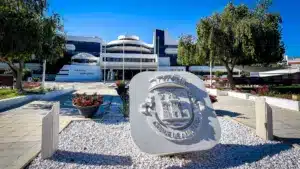 La mairie d'Albufeira refuse que le maire discrimine tout groupe ou ethnie.