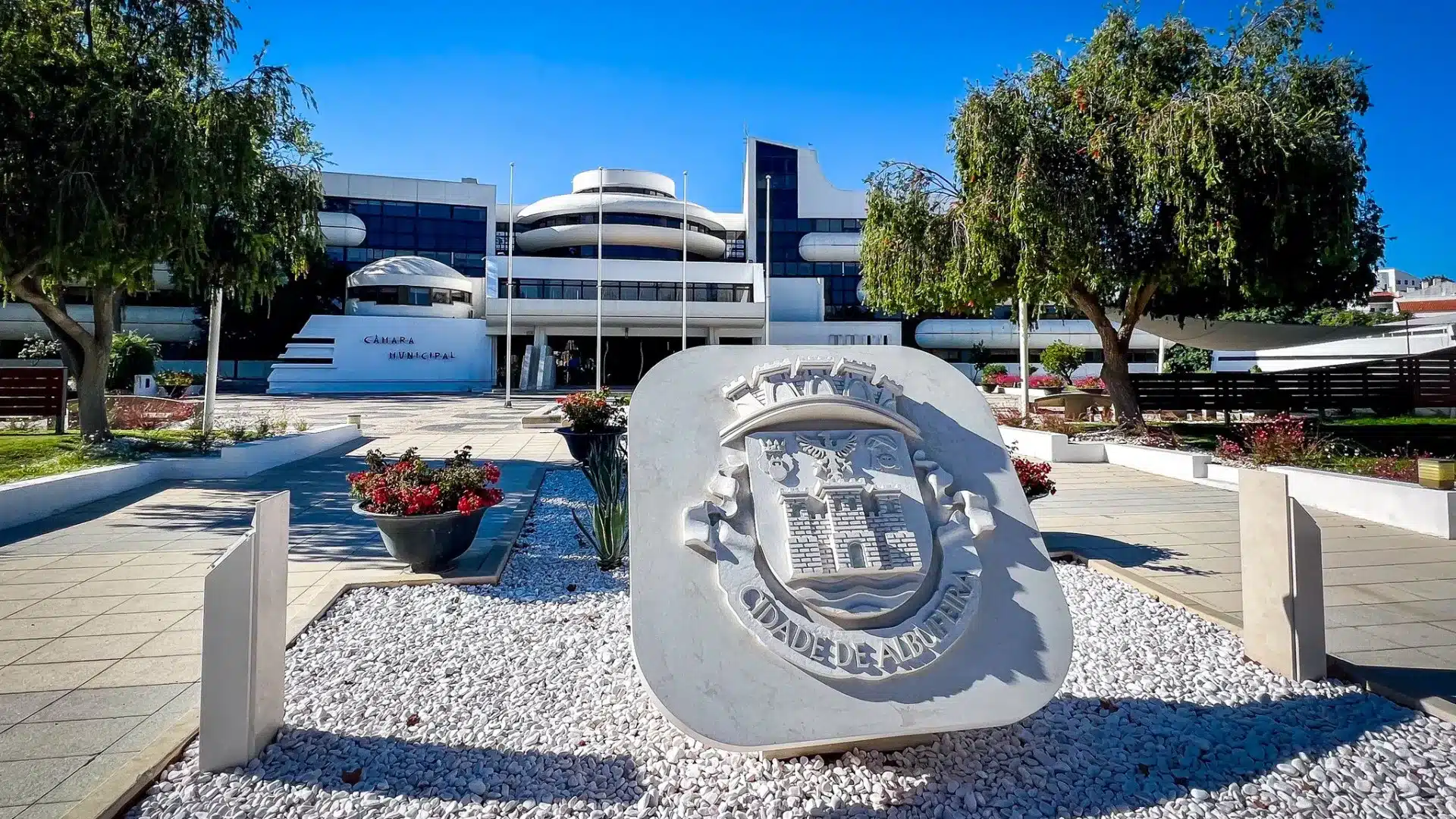 La mairie d'Albufeira refuse que le maire discrimine tout groupe ou ethnie.