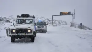La neige revient et ferme la route dans la Serra da Estrela.