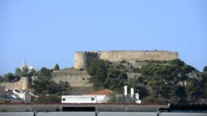La pente du château de Torres Vedras fera l'objet de sondages géotechniques.