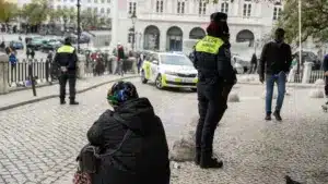 La police municipale de Lisbonne contrôle les magasins et les lieux de vente ambulante.