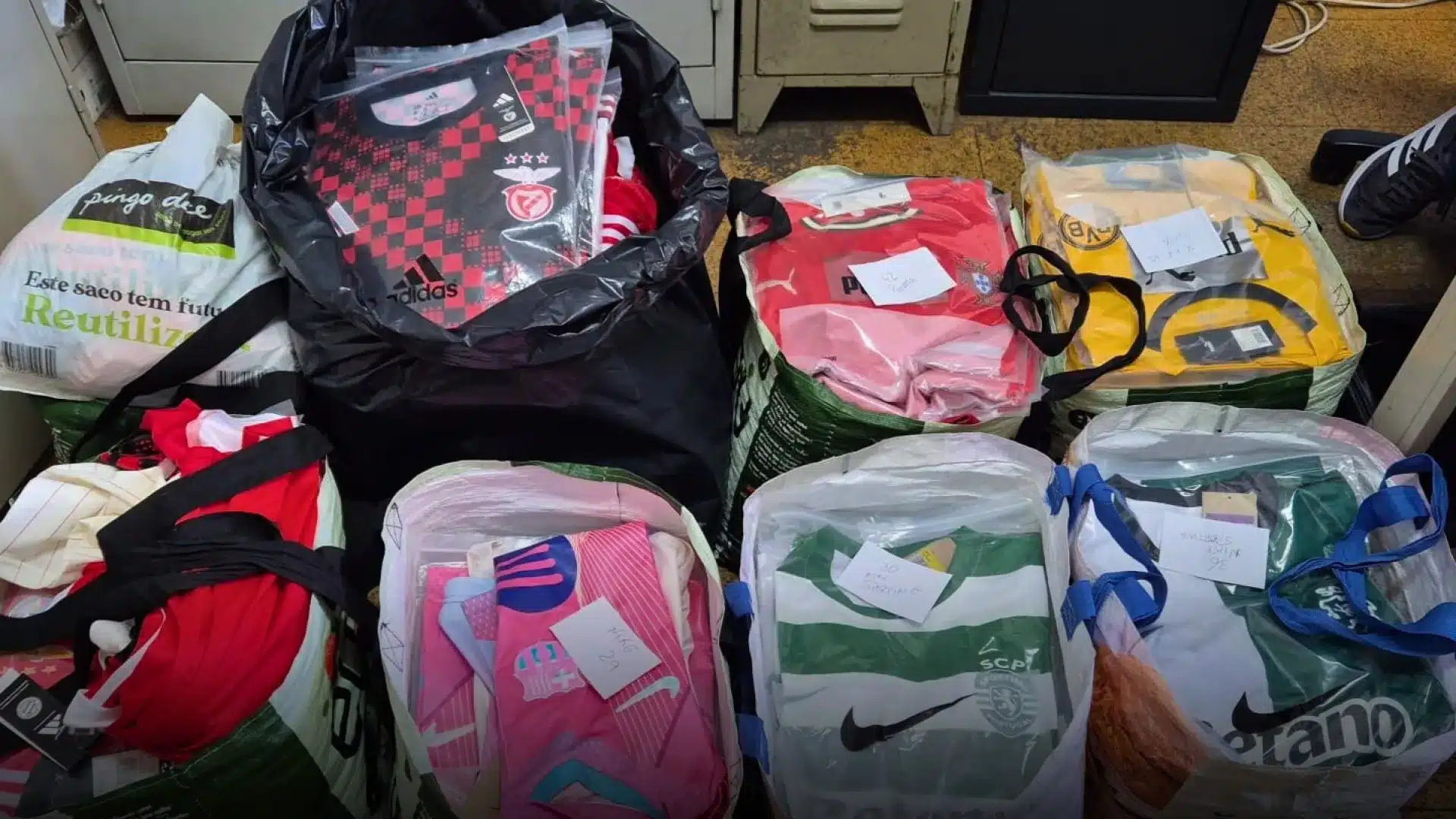 La PSP mène une opération dans un espace de vêtements du marché de Benfica. Il y a 6 accusés.