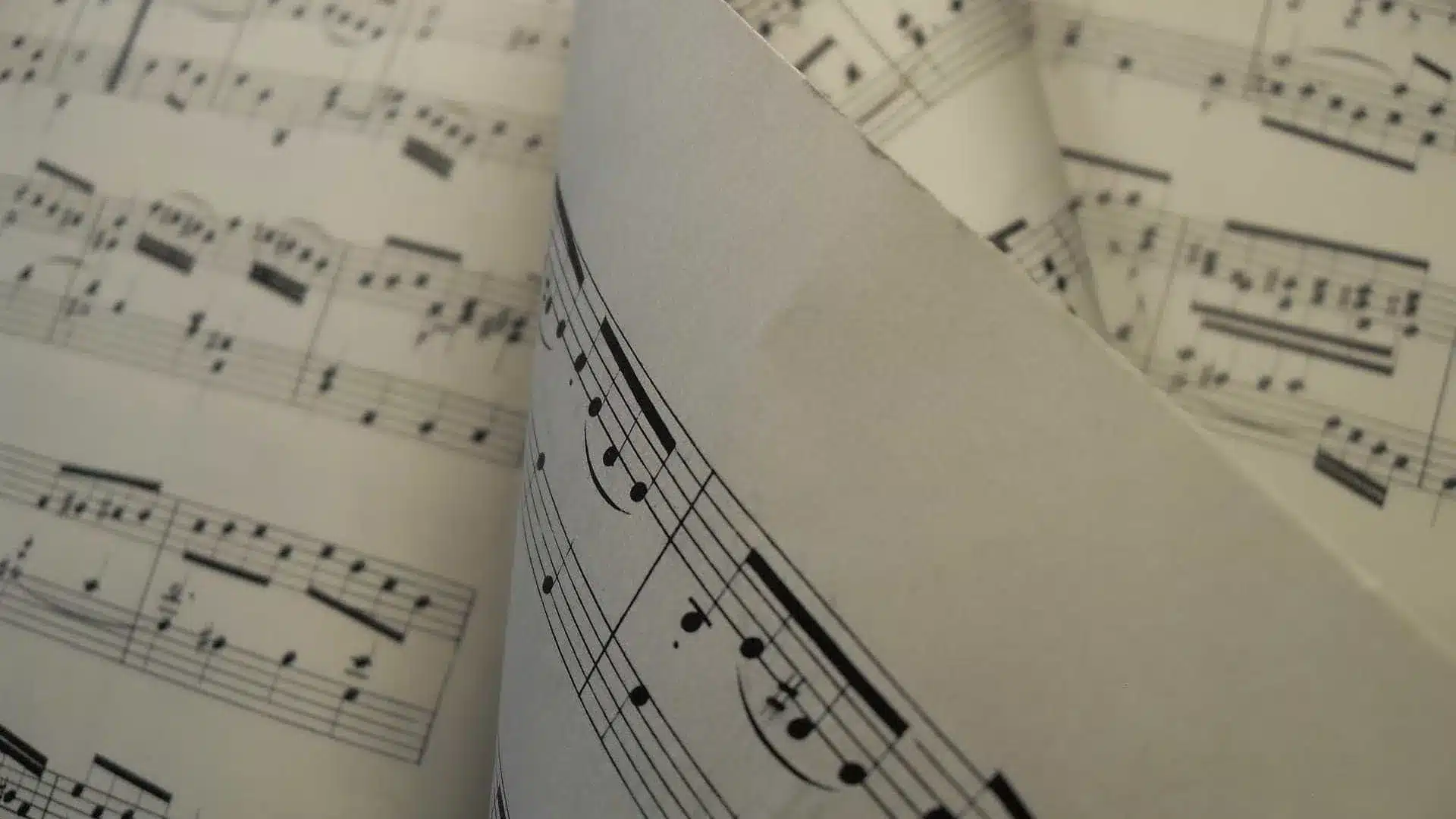 Le chanteur et compositeur Marco Oliveira a décidé de mener l'album "à l'os" du mot.