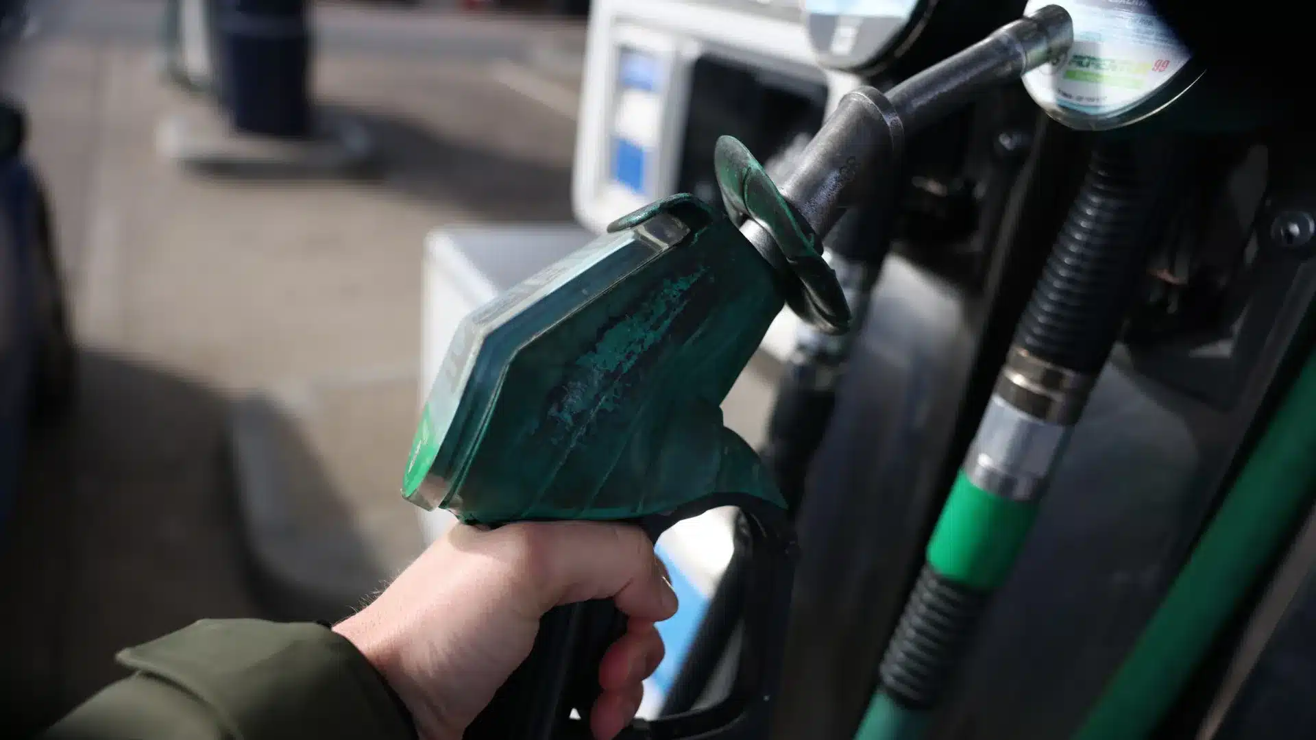 Le cours du Brent dépasse 100 dollars malgré le recours aux réserves.