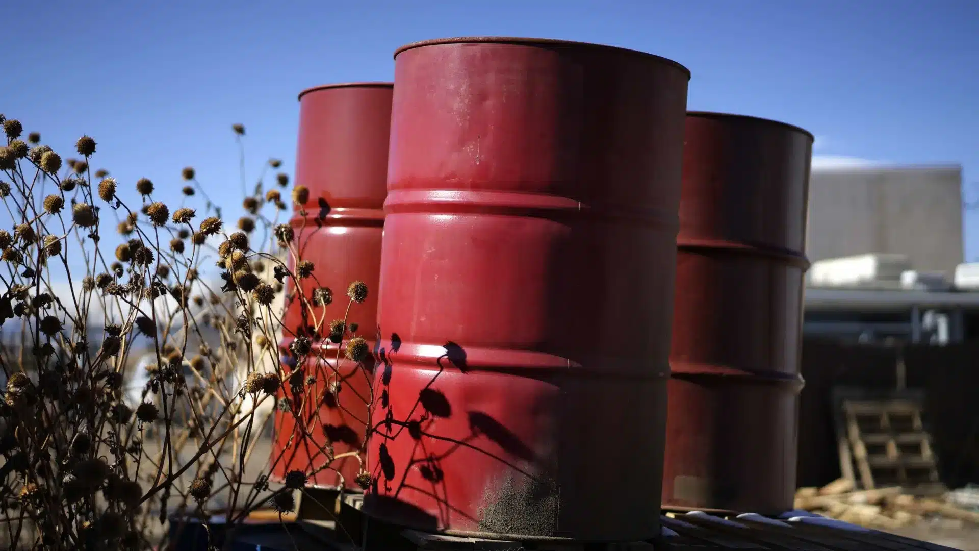 Le cours du Brent pour livraison en mai baisse mais reste au-dessus de 100 USD.