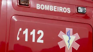 Le feu détruit trois voitures à Évora. Les autorités enquêtent.