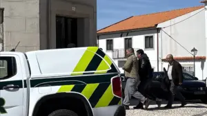 Le Français suspecté de double homicide arrive au tribunal à Guarda : Les photos