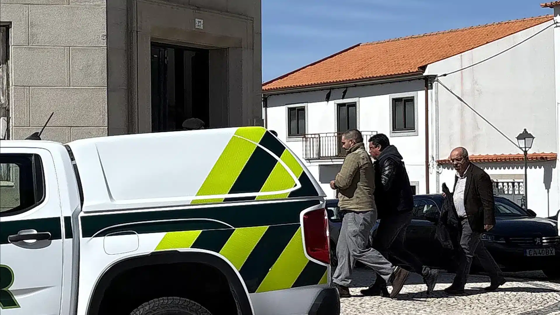 Le Français suspecté de double homicide arrive au tribunal à Guarda : Les photos