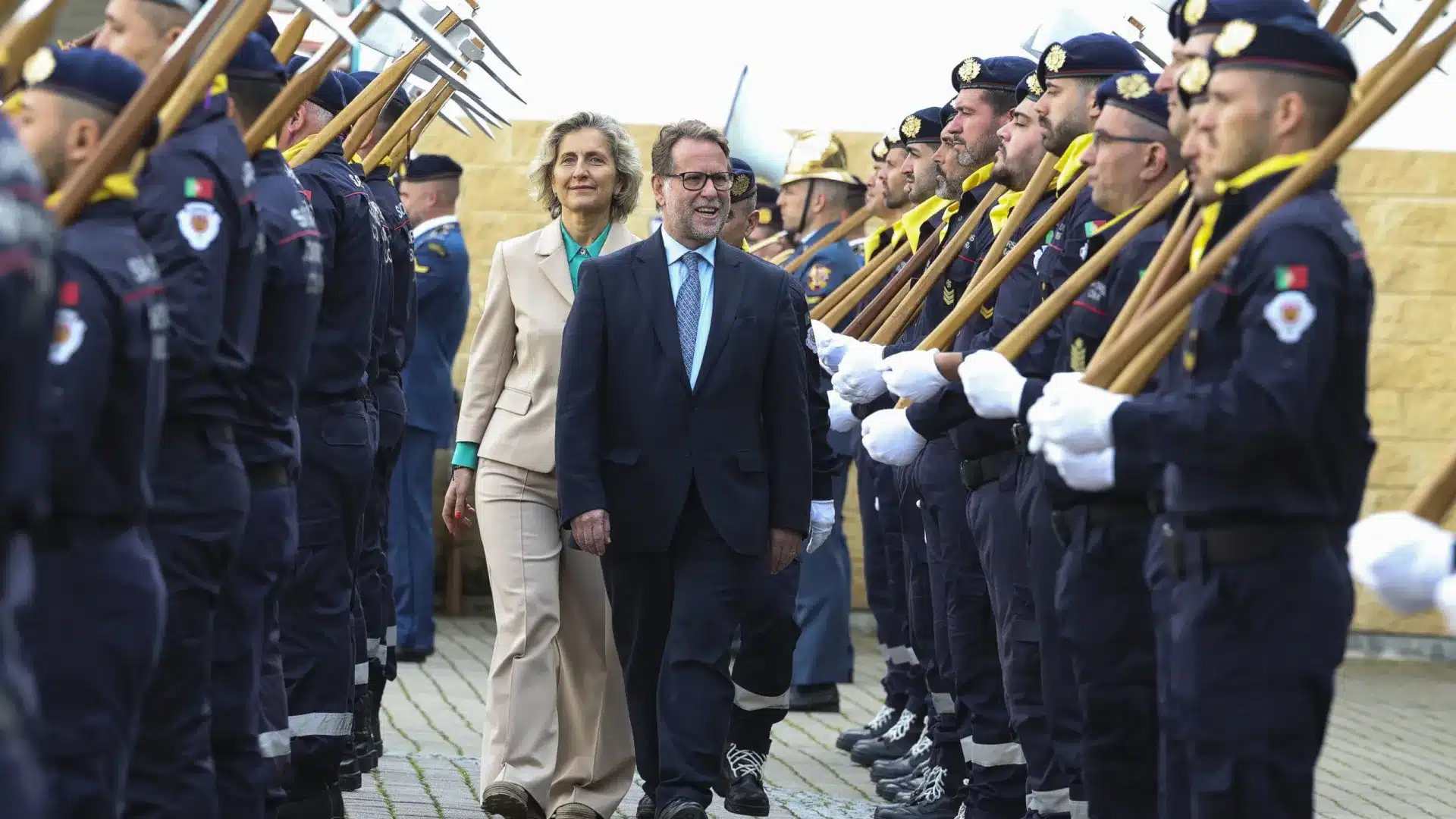 Le gouvernement va consulter les pompiers et les maires sur la nouvelle loi de protection civile.