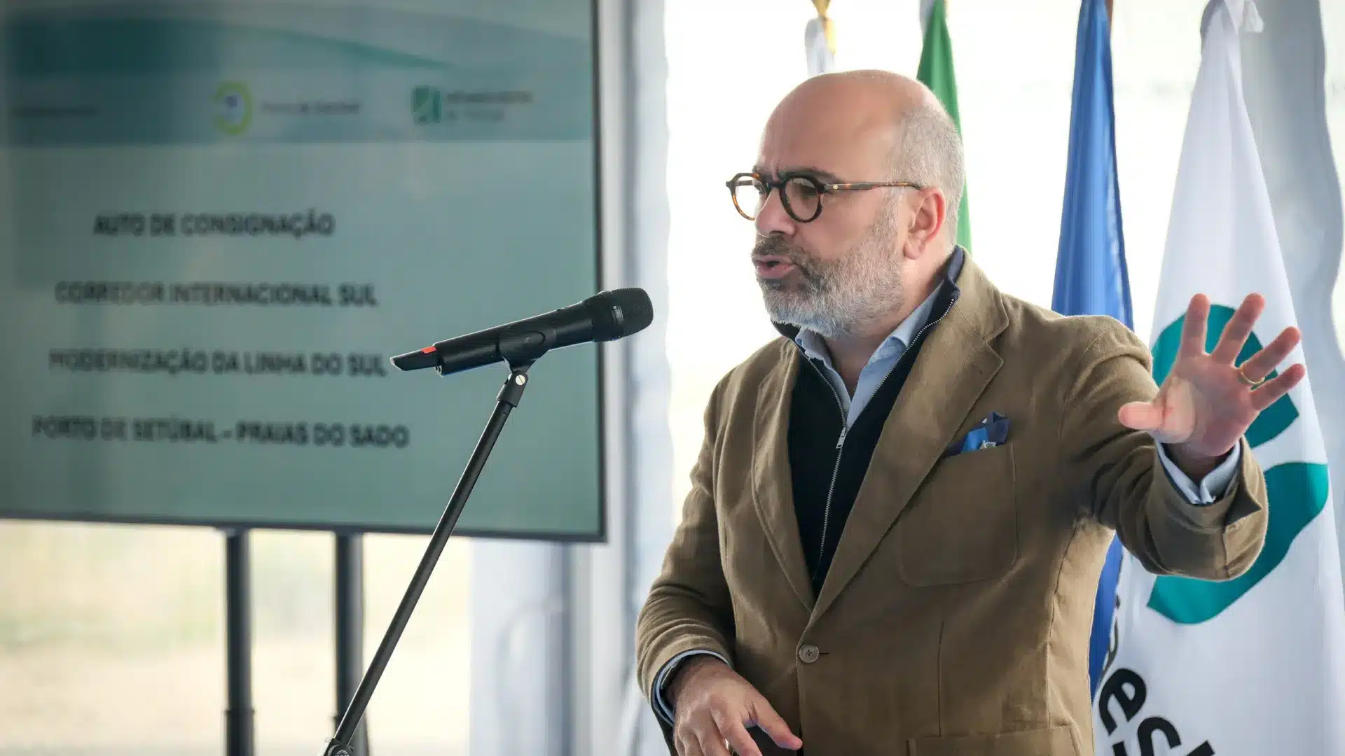 Le ministre des Infrastructures veut "plus de chemin de fer" dans les zones portuaires.