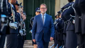 Le ministre suspend les 4 militaires de la GNR accusés par le MP de séquestration.