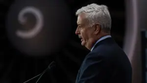 Le PDG d'Air Canada démissionne après une controverse sur la maîtrise de la langue française.