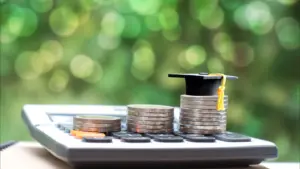 Le plan prévoit des cours de littératie financière dans l'enseignement supérieur.