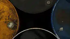 Le prix du baril de pétrole Brent continue de monter, l'or et l'argent chutent.