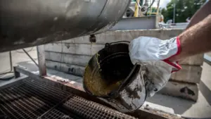 Le prix du Brent augmente de 6,76% mais clôture en baisse et en dessous de 100 dollars.