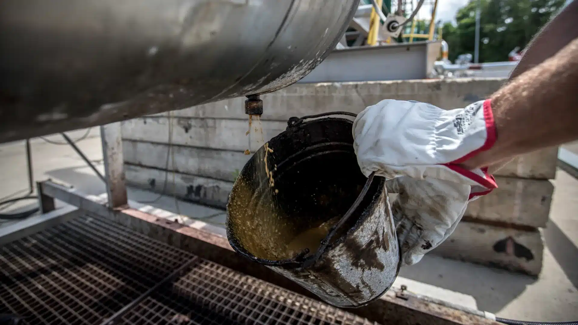 Le prix du Brent augmente de 6,76% mais clôture en baisse et en dessous de 100 dollars.