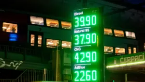 Le prix du pétrole Brent baisse, mais reste autour de 100 dollars par baril.