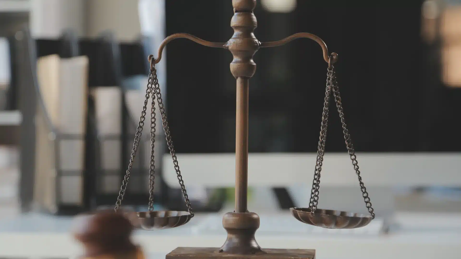 Le procès du mineur accusé d'avoir tué sa mère à Vagos se poursuit jeudi.